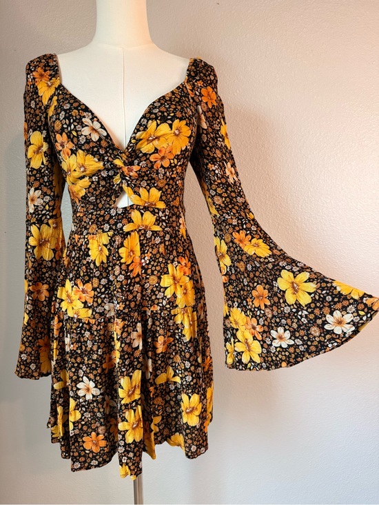Francesca's Collections Dresses & Skirts - Francesca’s Collections Black Floral Cutout Mini Dress Bell Sleeves